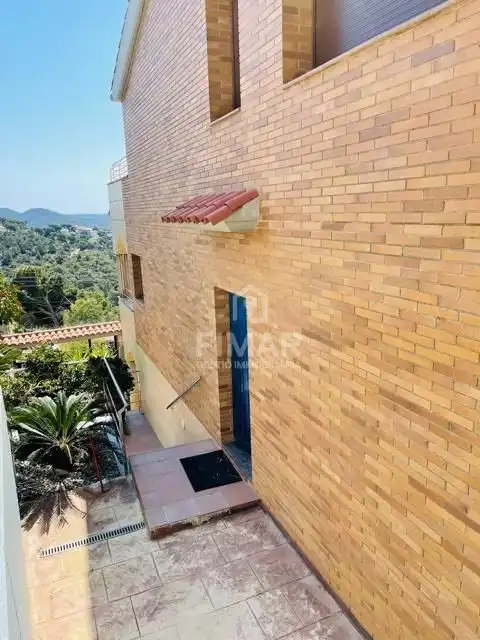 Vista exterior de Casa o xalet en venda en Tordera amb Jardí privat, Terrassa i Balcó