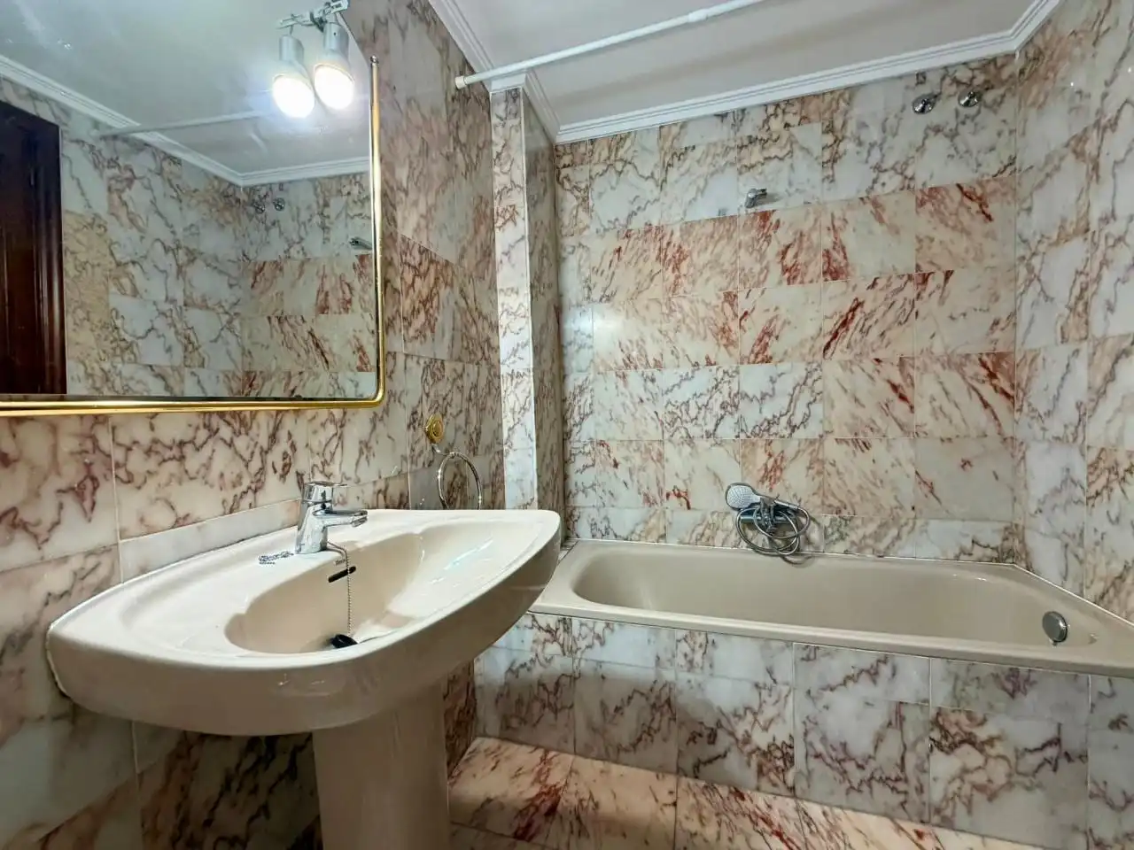Badezimmer von Wohnung zur Miete in León Capital  mit Heizung und Abstellraum