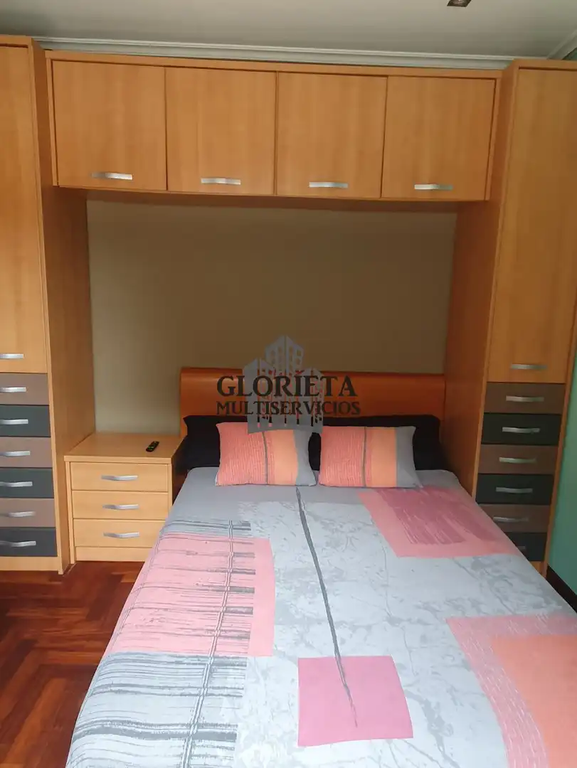 Schlafzimmer von Dachboden zum Verkauf in Vigo  mit Klimaanlage, Heizung und Parkett