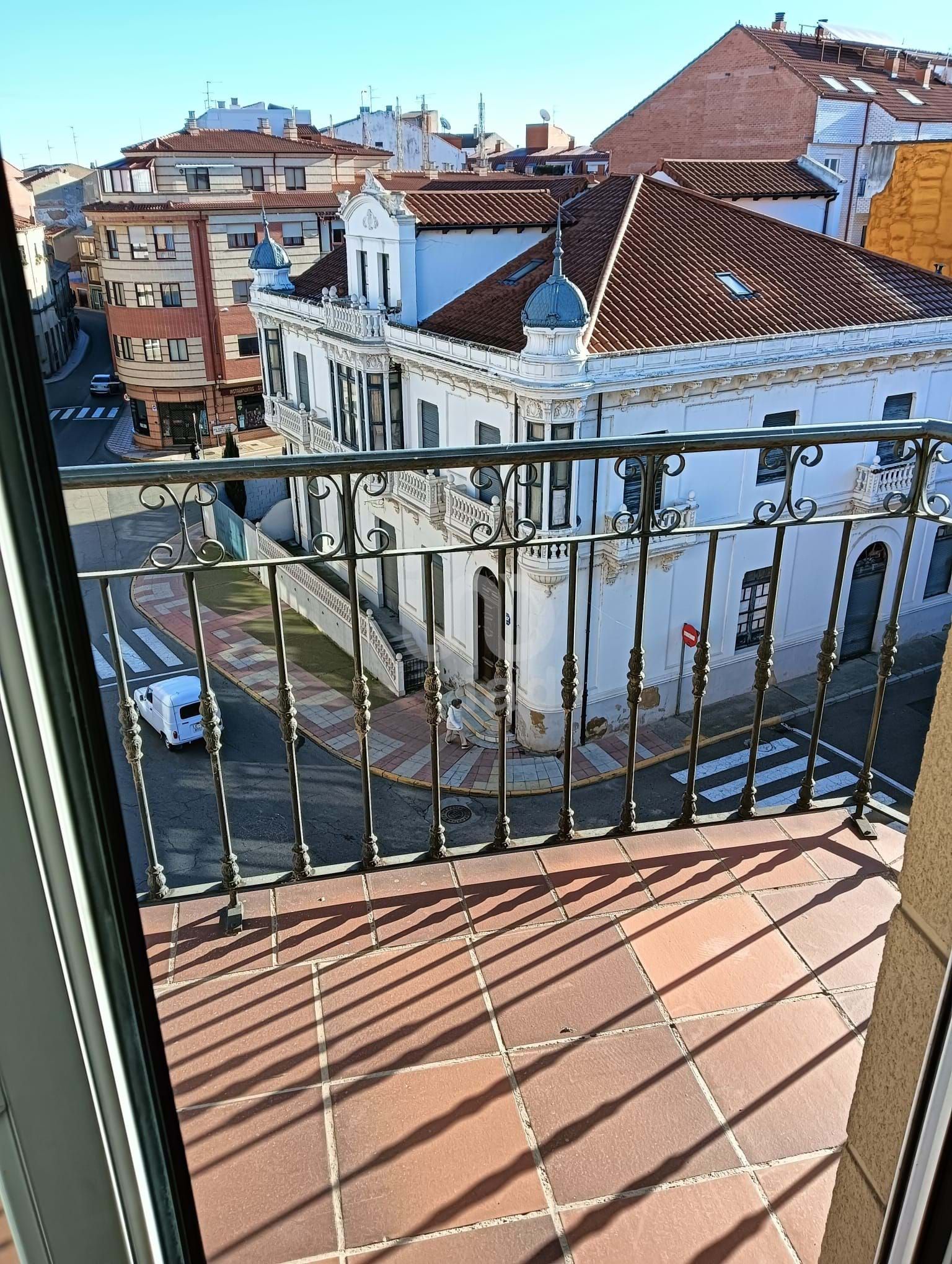 Vista exterior de Pis en venda en La Bañeza  amb Calefacció i Terrassa