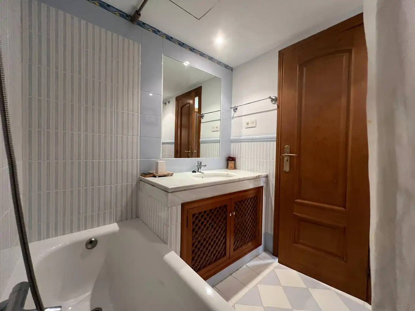 Badezimmer von Wohnungen zur Miete in Marbella mit Klimaanlage, Heizung und Terrasse