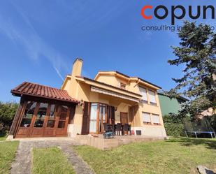 Vista exterior de Casa o xalet de lloguer en Siero amb Calefacció, Terrassa i Traster