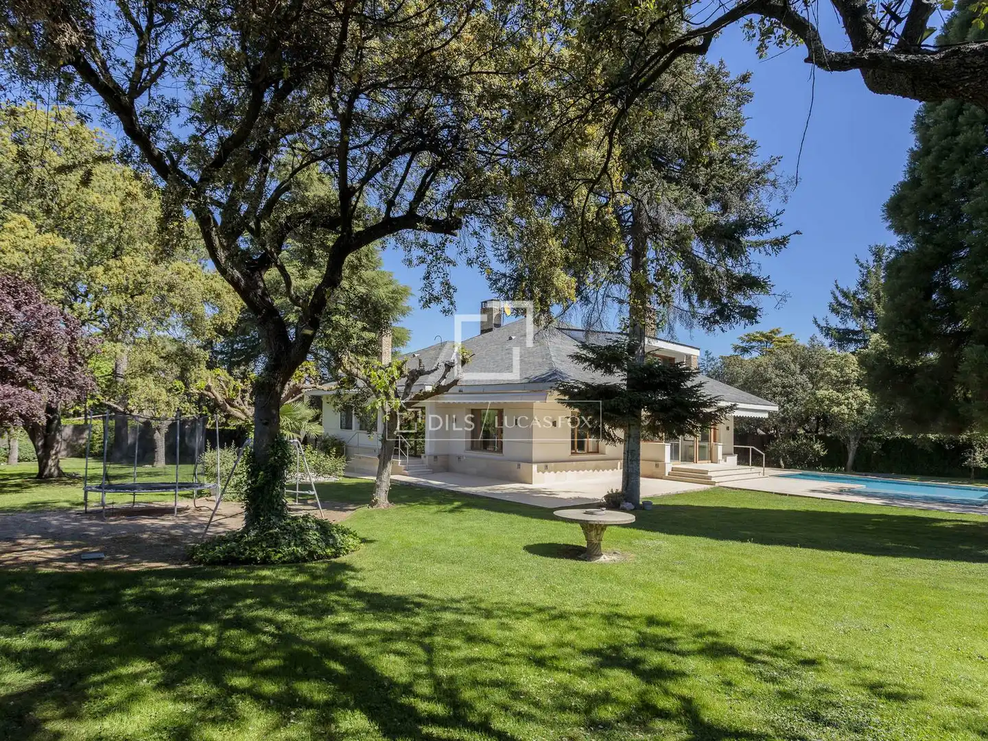 Vista exterior de Casa o xalet de lloguer en La Moraleja amb Aire condicionat, Calefacció i Jardí privat