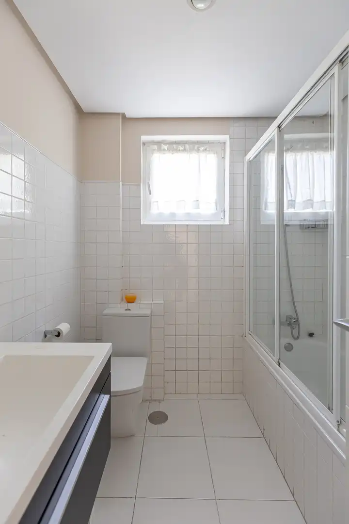Badezimmer von Wohnung zum Verkauf in Madrid mit Klimaanlage, Heizung und Privatgarten
