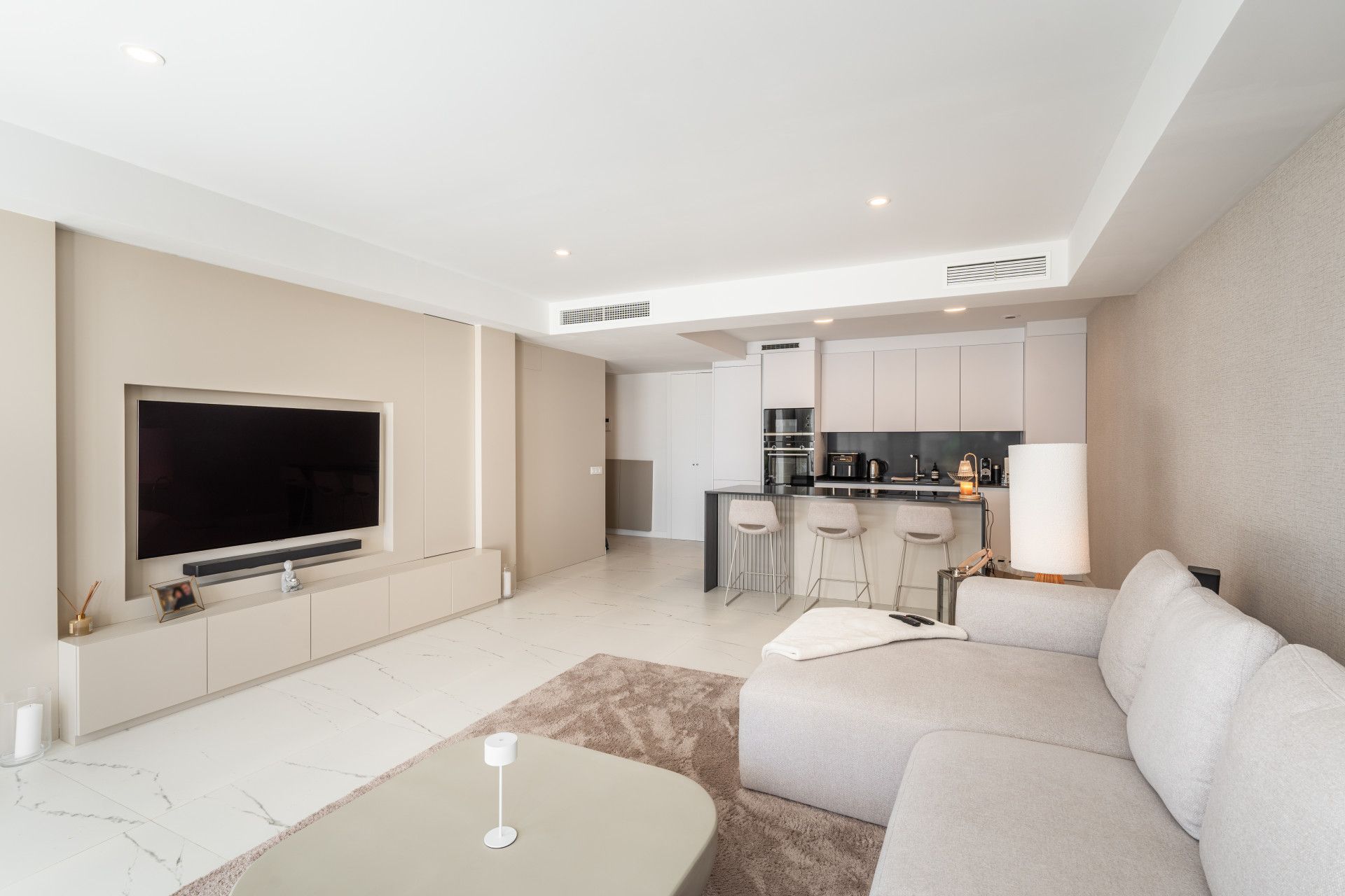 Sala d'estar de Planta baixa en venda en Casares amb Aire condicionat, Jardí privat i Terrassa