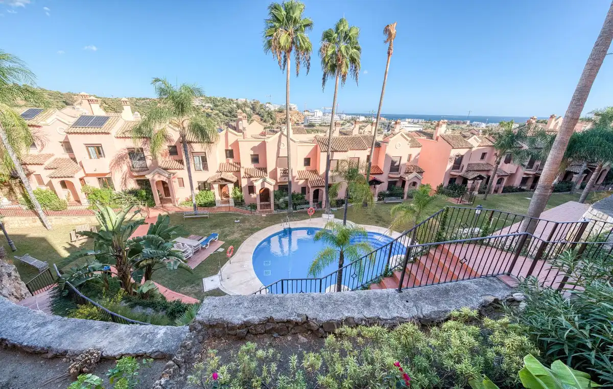 Außenansicht von Einfamilien-Reihenhaus zum Verkauf in Estepona mit Klimaanlage, Terrasse und Alarm