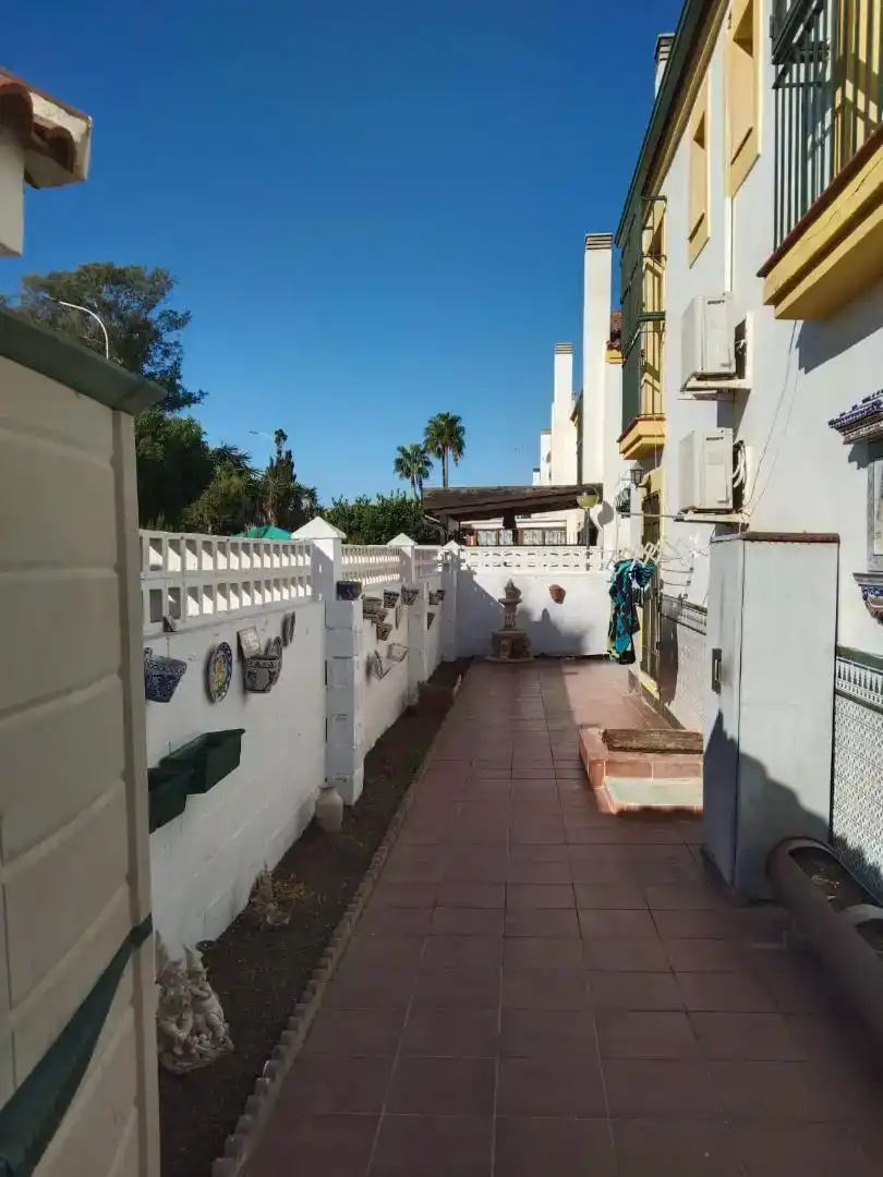 Vista exterior de Casa adosada en venda en Vélez-Málaga amb Aire condicionat i Balcó