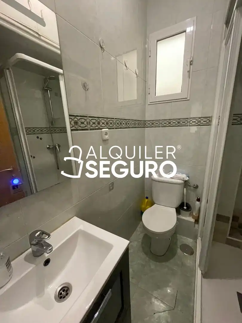Bathroom of Flat for rent in Madrid  with Heating and Furnished