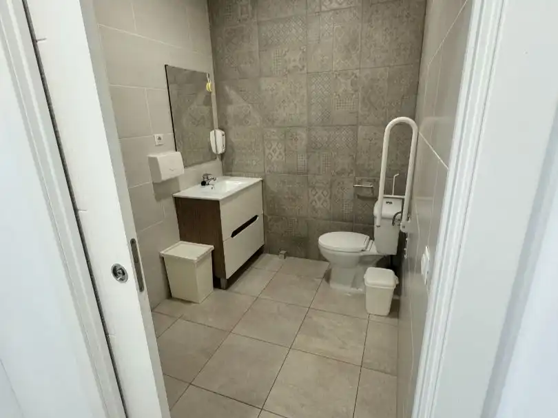 Baño de Local de alquiler en Alicante / Alacant con Aire acondicionado y Amueblado