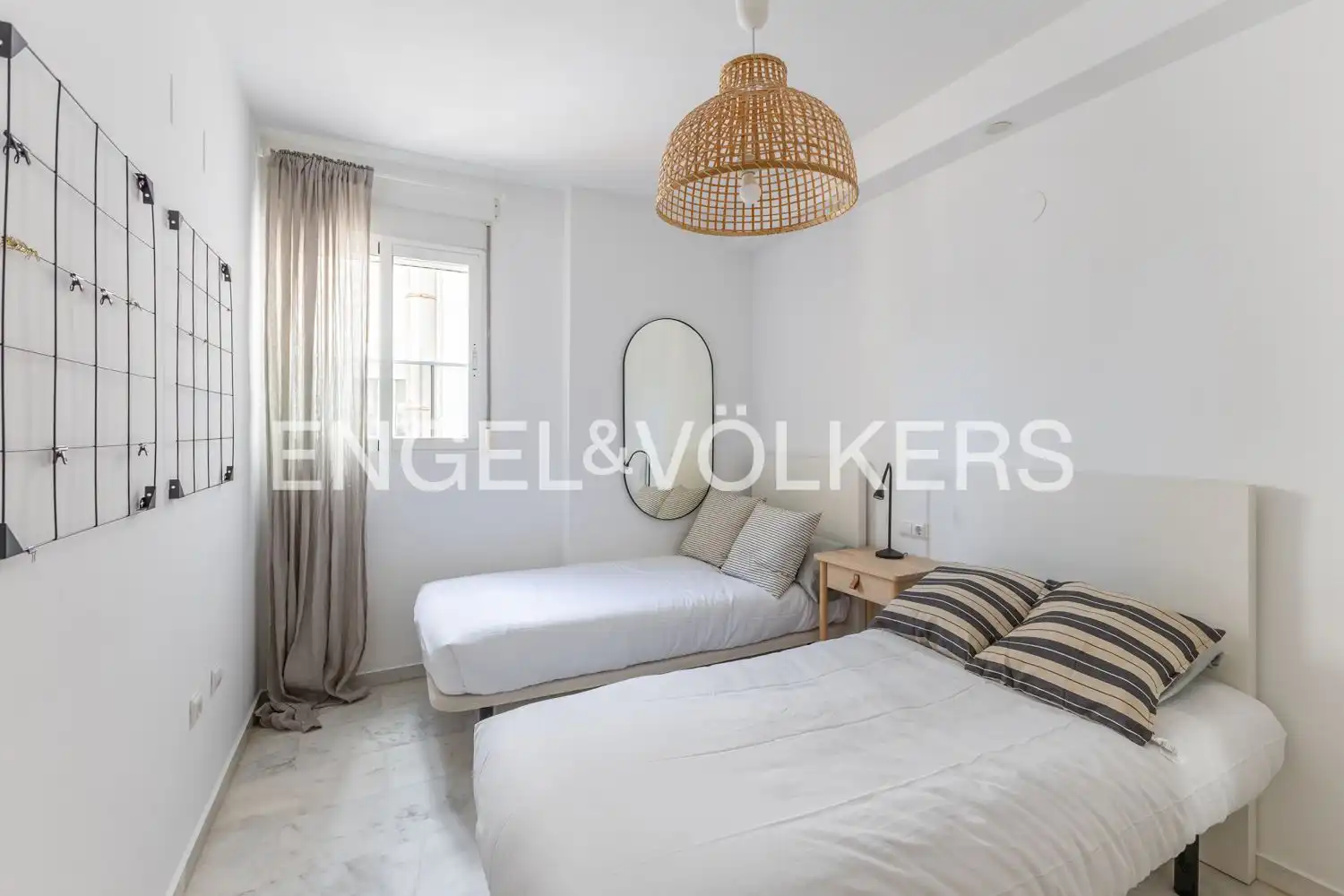 Schlafzimmer von Dachboden zur Miete in Valencia mit Klimaanlage, Heizung und Terrasse