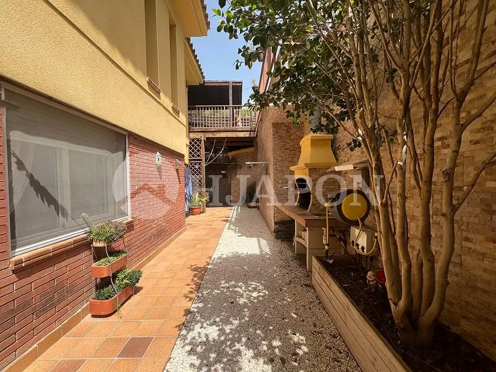 Vista exterior de Casa o xalet en venda en Vilassar de Dalt amb Aire condicionat, Calefacció i Jardí privat