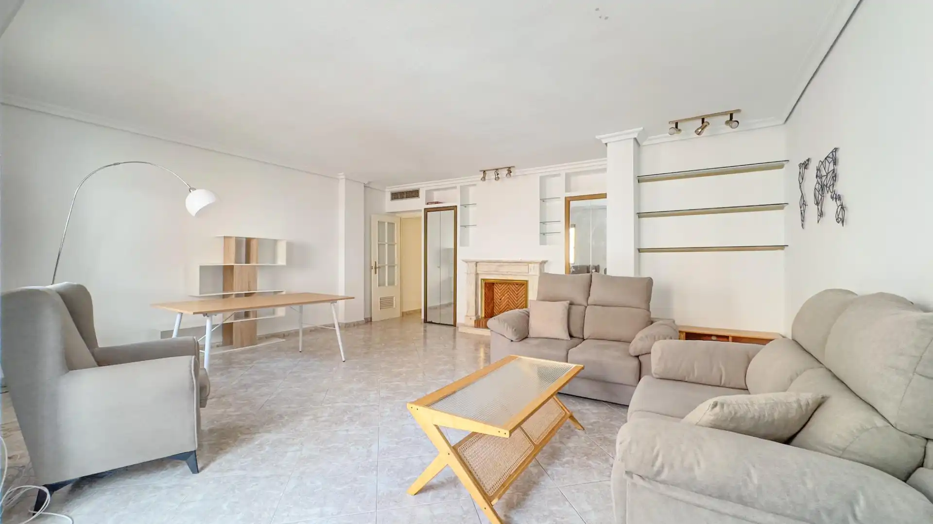 Appartamento con terrazza in affitto a Calle Ángel Ganivet