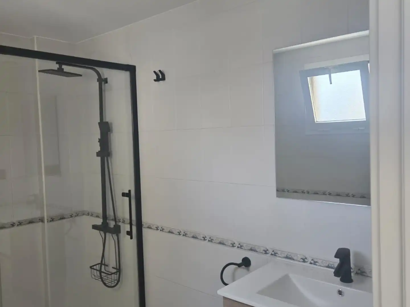 Baño de Casa o chalet de alquiler en Bormujos con Aire acondicionado, Calefacción y Jardín privado