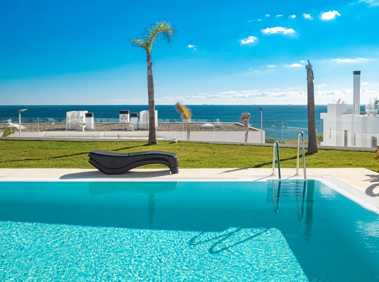 Schwimmbecken von Wohnungen zum Verkauf in La Alcaidesa mit Klimaanlage, Terrasse und Abstellraum