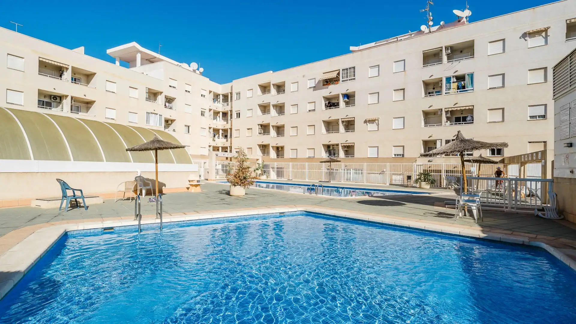 Piscina de Pis en venda en Torrevieja amb Aire condicionat, Calefacció i Terrassa