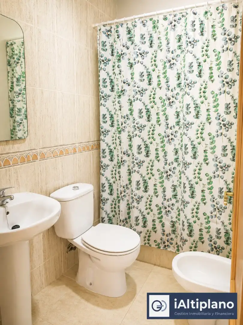 Baño de Piso en venta en Baza con Calefacción y Amueblado