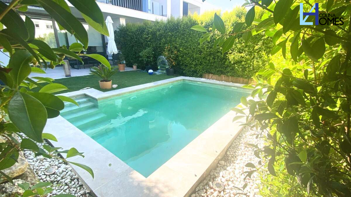 Piscina de Casa adosada en venda en San Roque amb Aire condicionat, Jardí privat i Terrassa