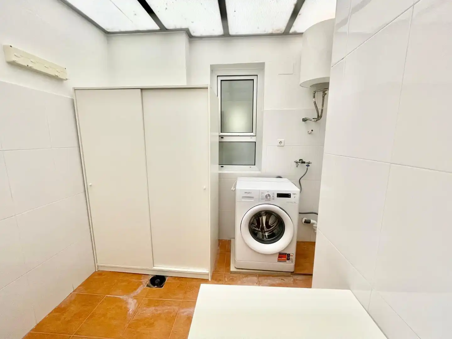 Baño de Apartamento de alquiler en Guardamar del Segura con Amueblado, Lavadora y Microondas