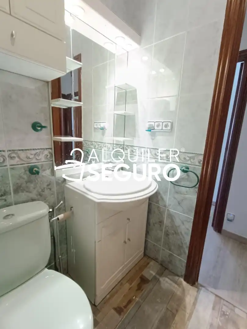 Bathroom of Flat for rent in Parla  with Air Conditioner, Heating and Furnished