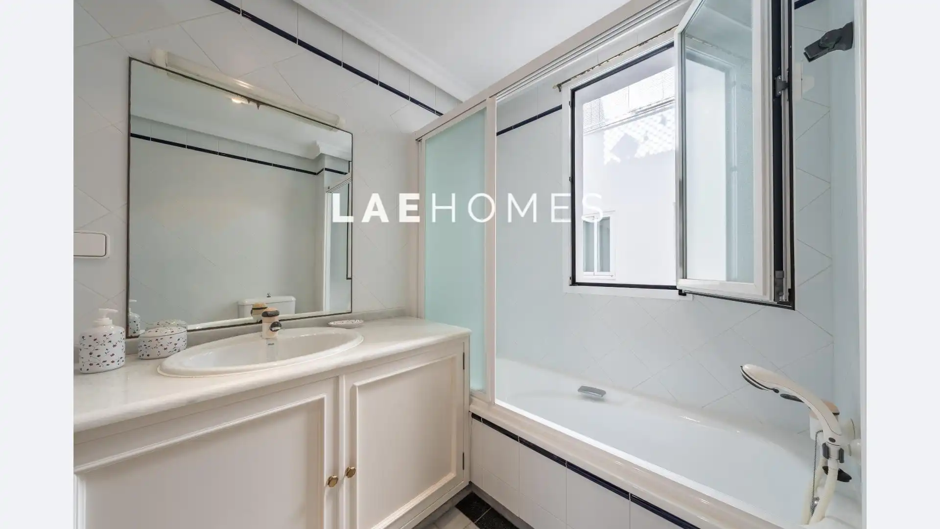 Bathroom of Apartments for sale in Marbella  with Air Conditioner, Heating and Terrace