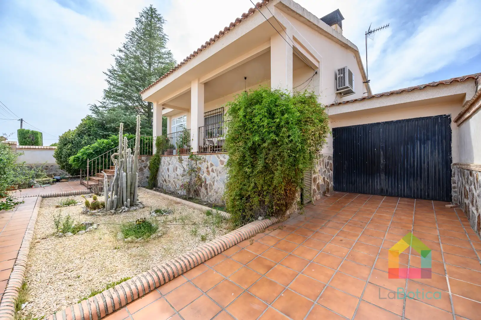 Vista exterior de Casa o xalet en venda en Cobisa amb Aire condicionat, Calefacció i Jardí privat