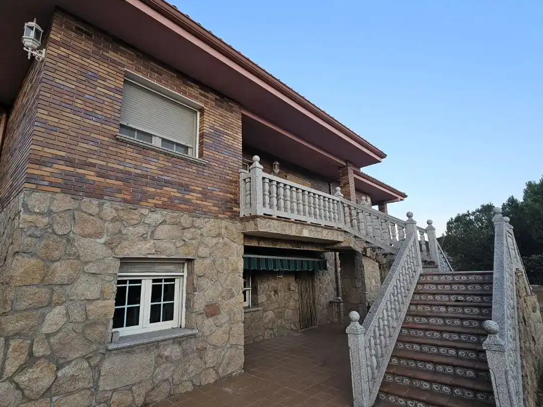 Vista exterior de Piso en venta en Valdemorillo con Aire acondicionado, Jardín privado y Trastero