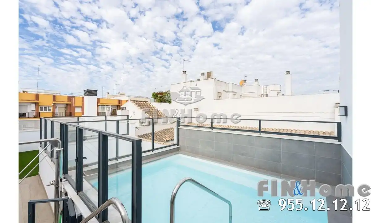 Piscina de Ático en venta en Sevilla con Aire acondicionado, Calefacción y Jardín privado