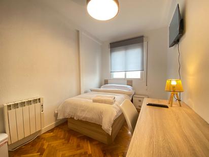 Bedroom of Flat to share in  Madrid Capital  with Heating, Furnished and Oven