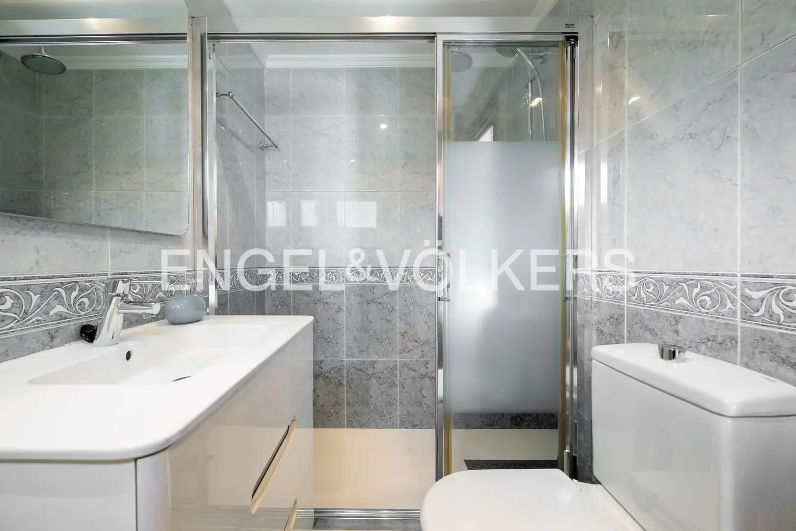 Bathroom of Flat for sale in Donostia - San Sebastián   with Air Conditioner, Heating and Private garden