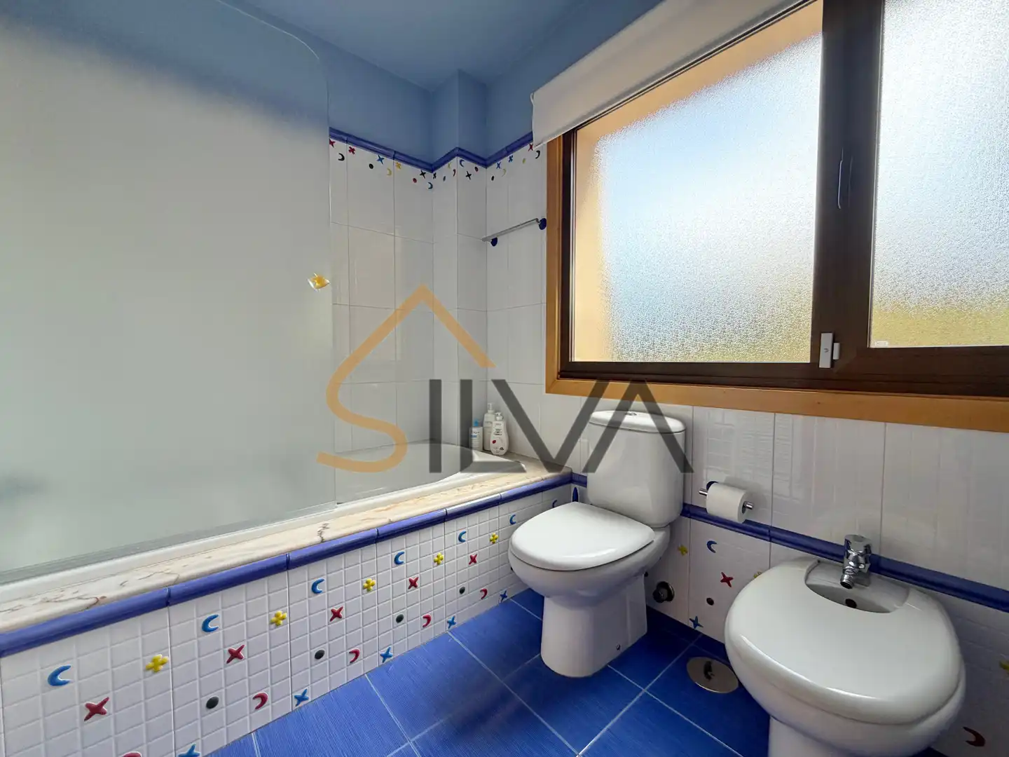 Baño de Casa o chalet en venta en Oleiros con Calefacción, Jardín privado y Terraza