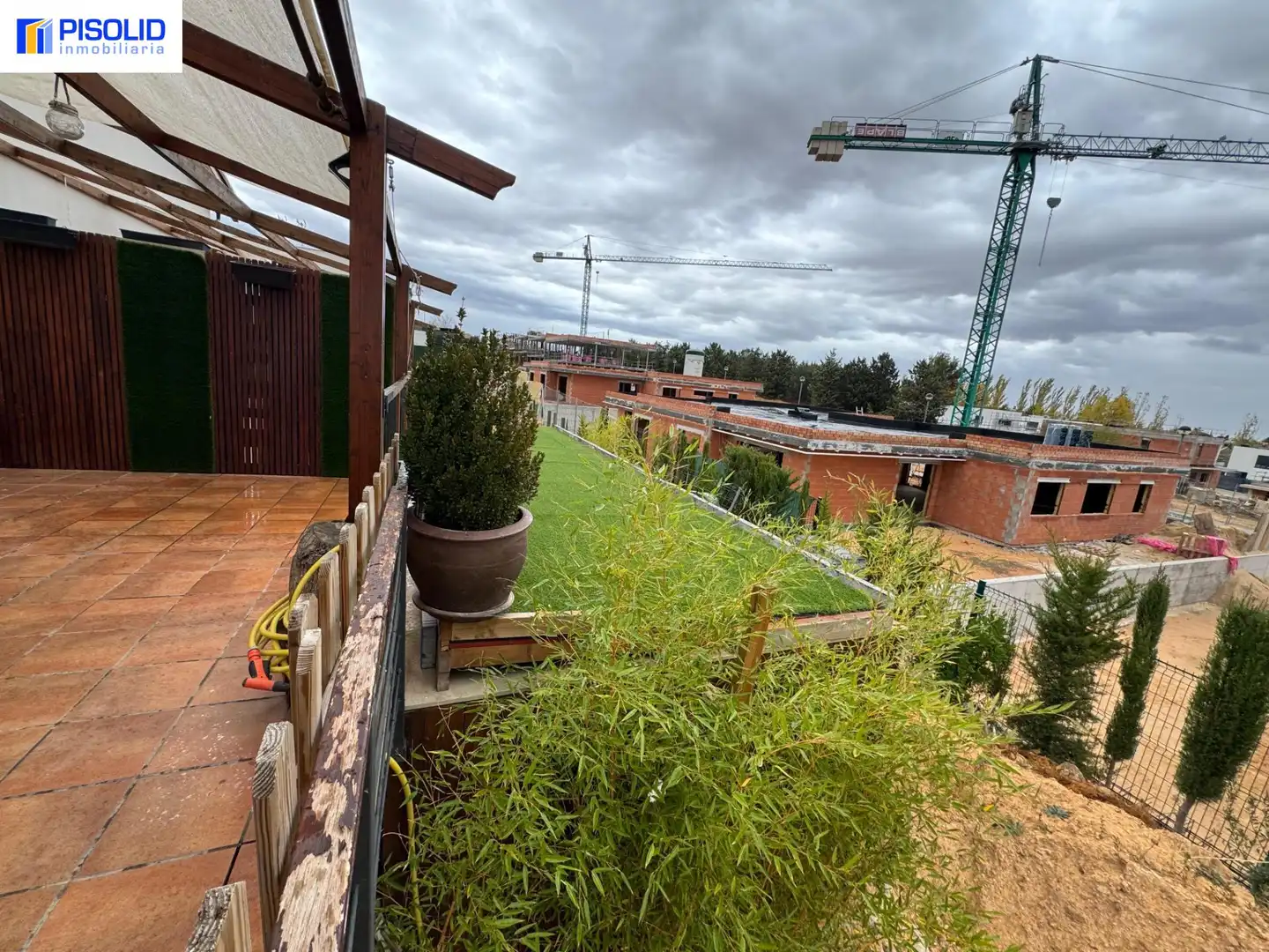 Terrasse von Einfamilien-Reihenhaus zum Verkauf in Valladolid mit Privatgarten und Schwimmbad