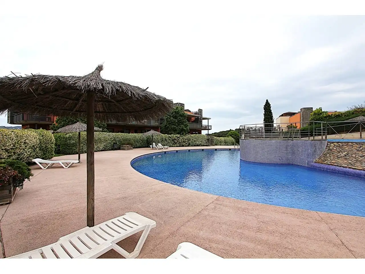 Schwimmbecken von Wohnung zum Verkauf in Lloret de Mar mit Klimaanlage, Heizung und Privatgarten