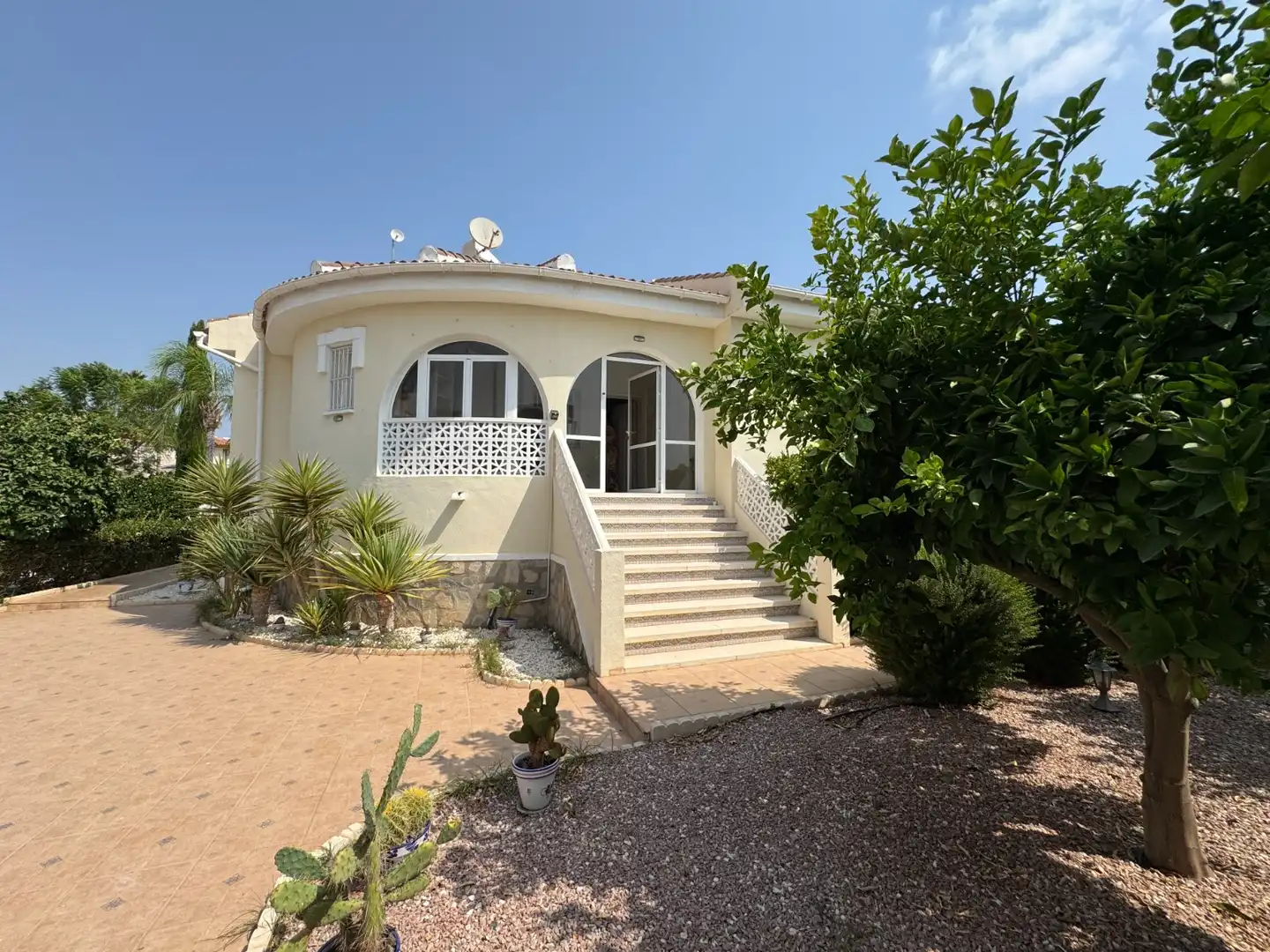 Vista exterior de Casa o xalet en venda en Rojales amb Aire condicionat, Jardí privat i Terrassa
