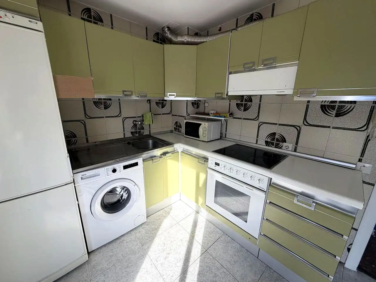Room in Calle Marqués de la Ensenada, Residencia