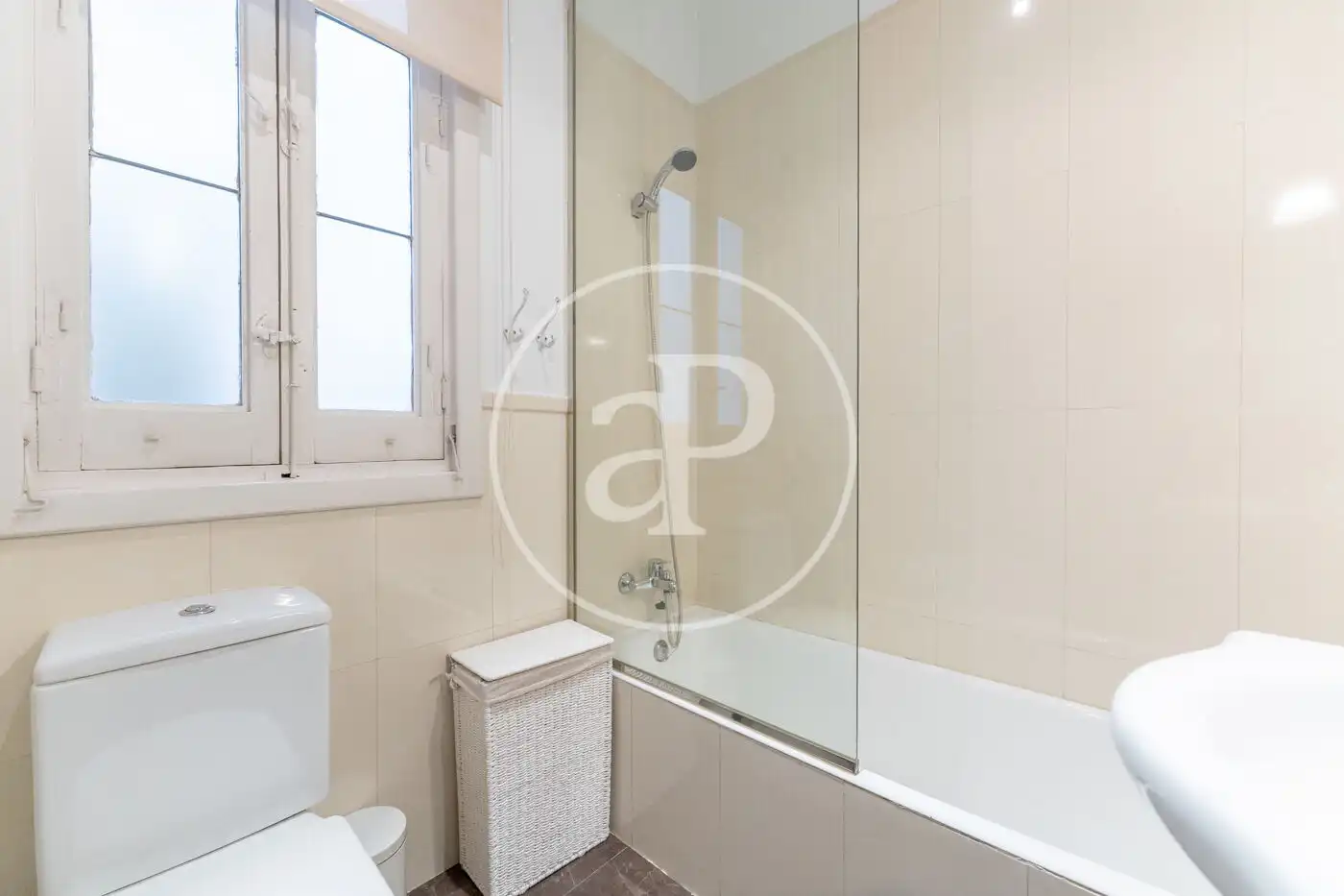 Bathroom of Flat for rent in Madrid  with Air Conditioner, Heating and Private garden