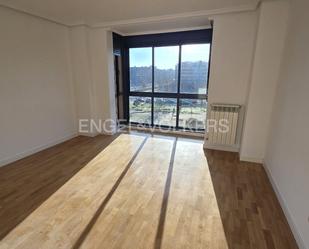 Dormitori de Apartament de lloguer en  Madrid Capital amb Aire condicionat, Traster i Piscina