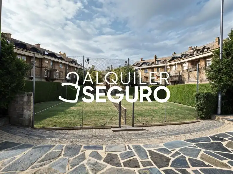 Vista exterior de Piso de alquiler en Las Rozas de Madrid con Calefacción y Piscina