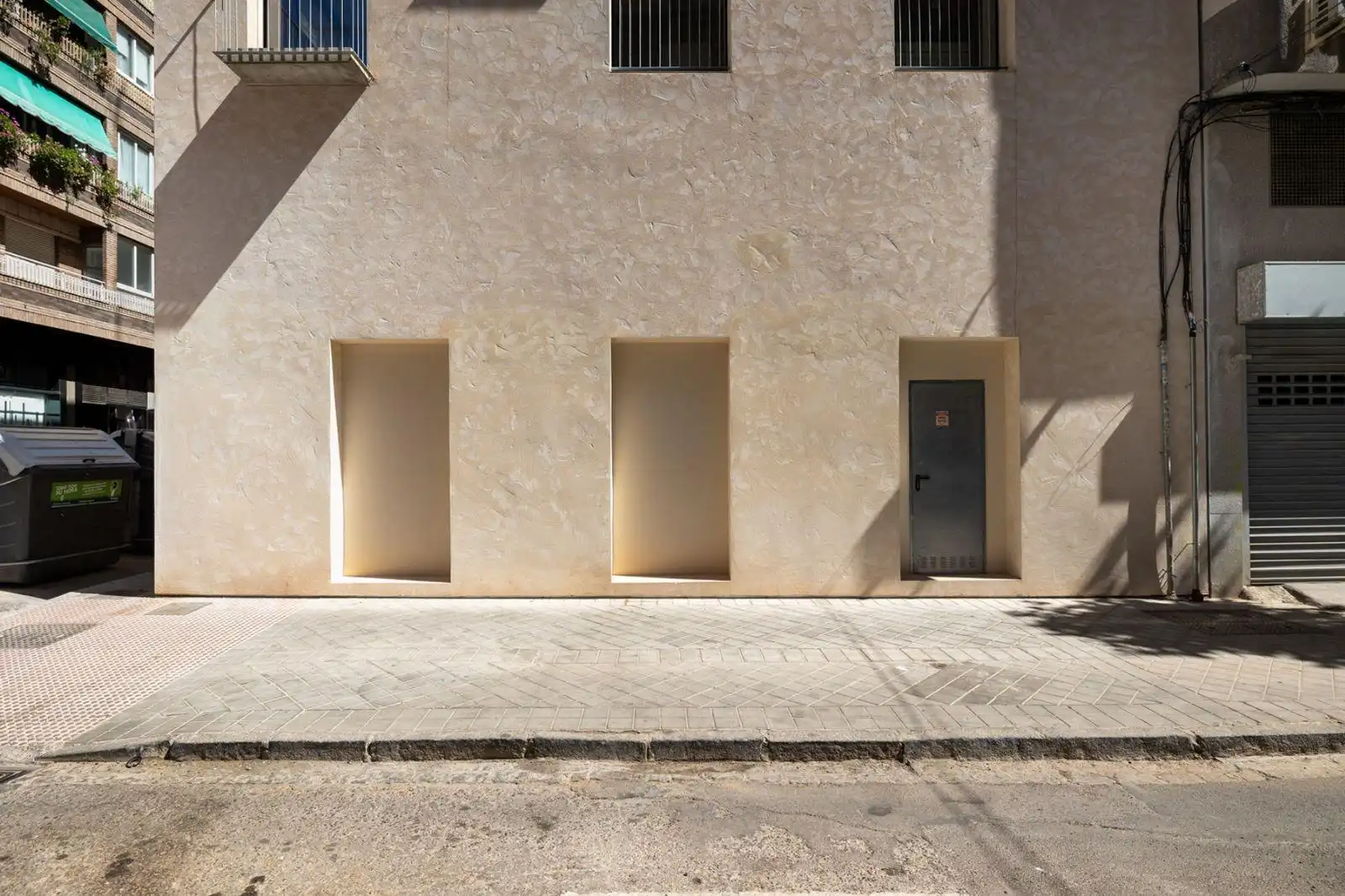 Vista exterior de Local en venta en Granada