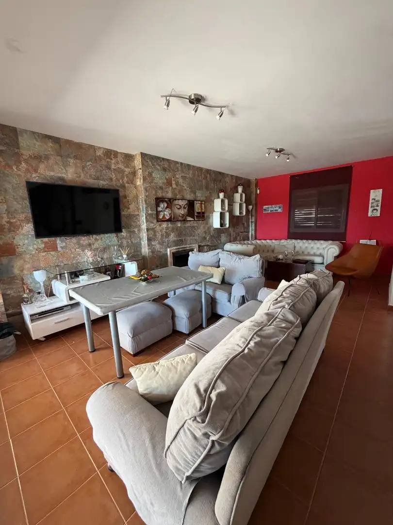 Sala d'estar de Casa o xalet en venda en El Castillo de las Guardas amb Jardí privat i Piscina comunitària