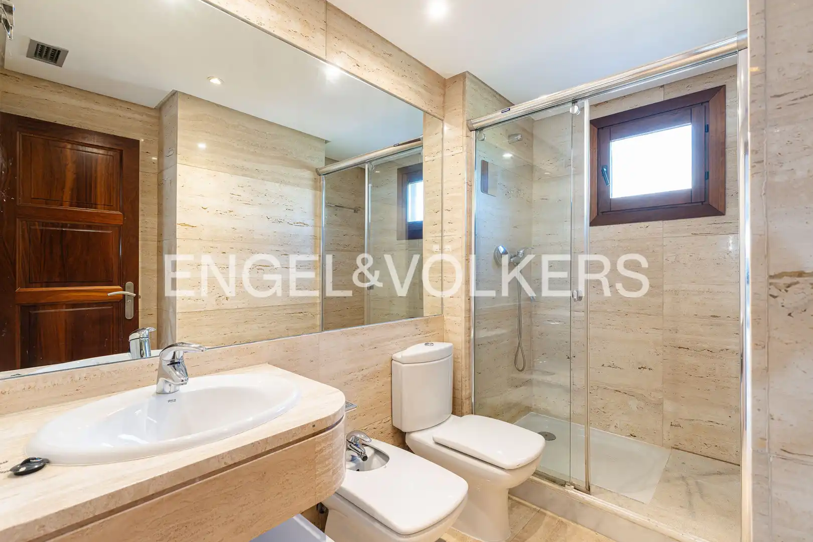 Baño de Casa o chalet de alquiler en Madrid con Aire acondicionado, Calefacción y Jardín privado
