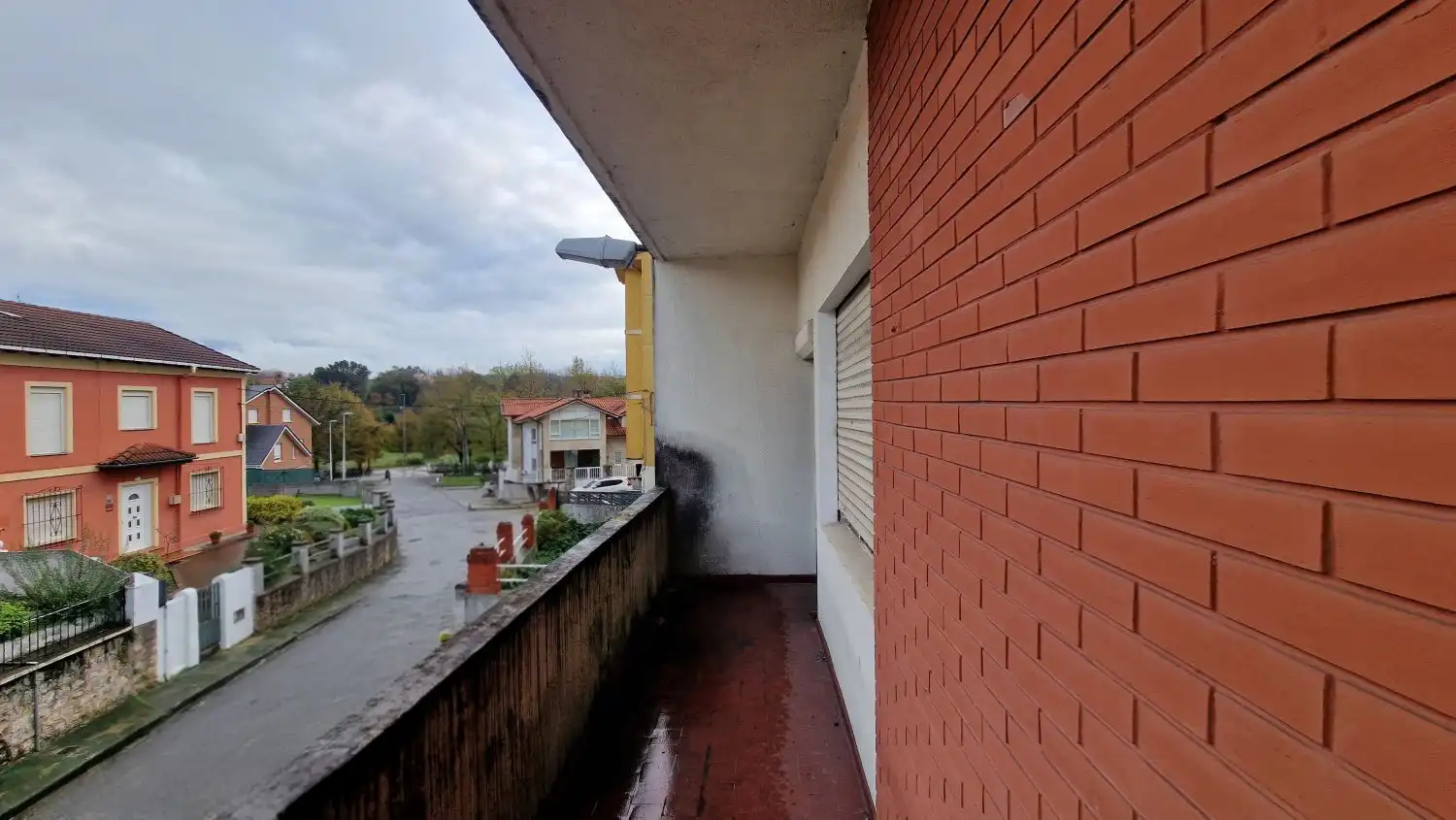 Vista exterior de Casa o xalet en venda en Torrelavega  amb Terrassa, Traster i Balcó