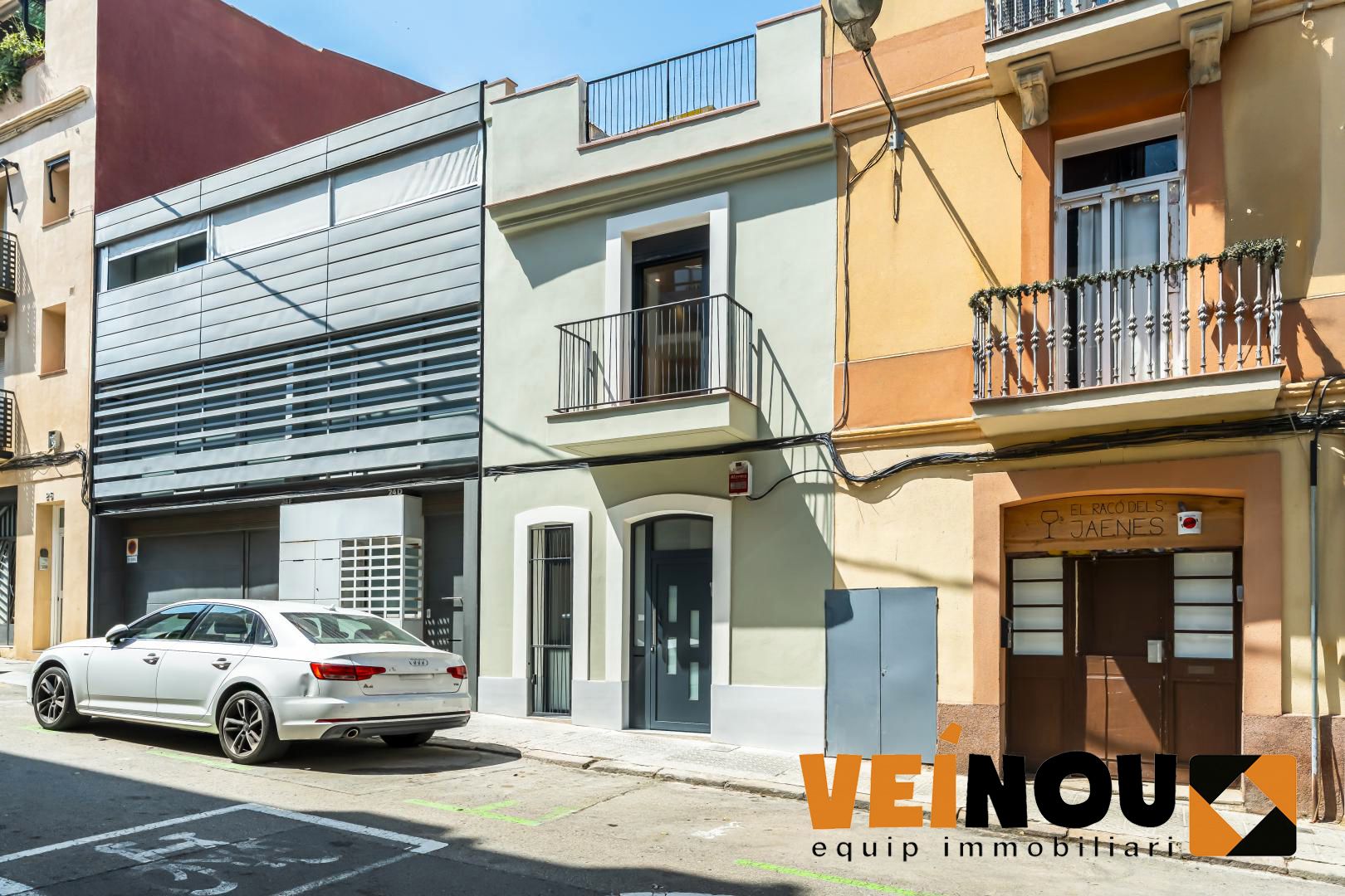 Exterior view of Single-family semi-detached for sale in  Barcelona Capital  with Air Conditioner, Heating and Terrace