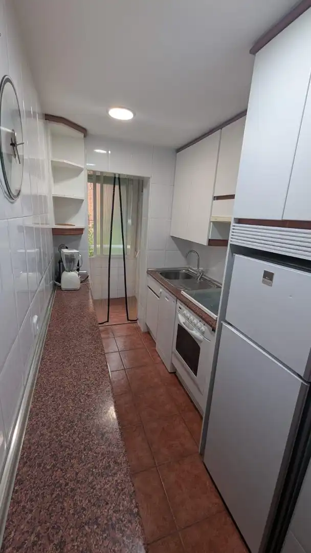 Cuina de Pis de lloguer en Madrid amb Aire condicionat, Calefacció i Moblat