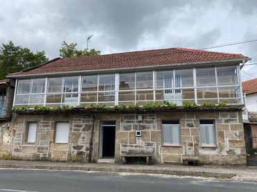 Casa amb balcó en venda a Lugar Cavada