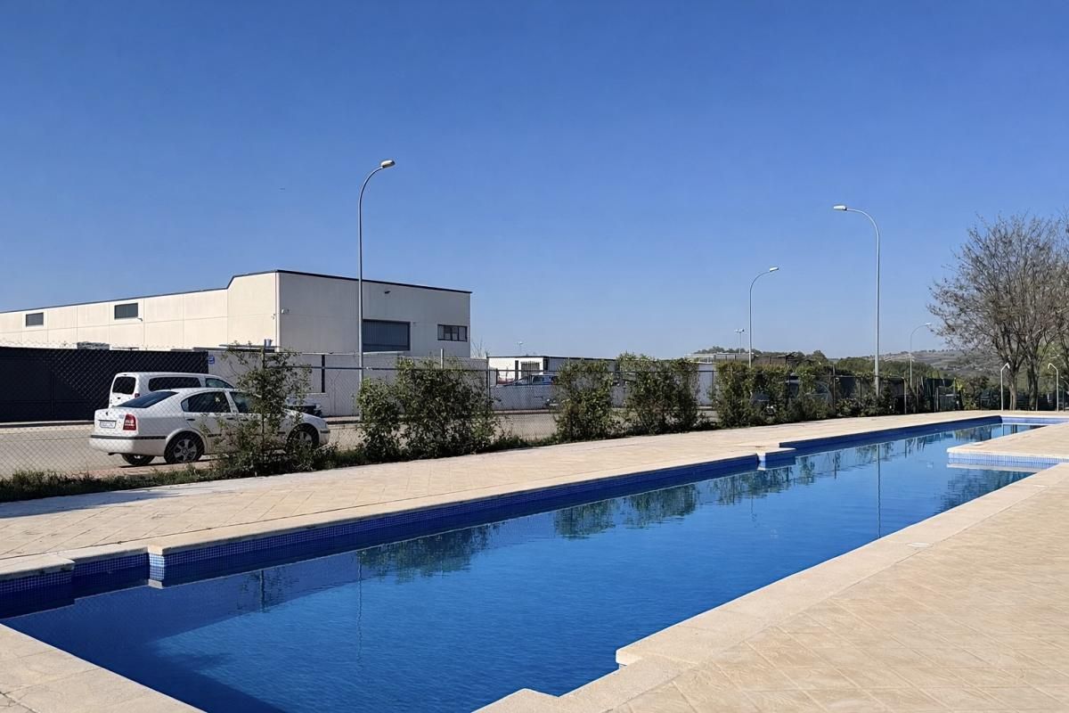 Piscina de Loft en venda en Loeches amb Aire condicionat, Calefacció i Jardí privat