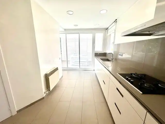 Cuina de Casa adosada en venda en Sant Cugat del Vallès amb Aire condicionat, Calefacció i Jardí privat