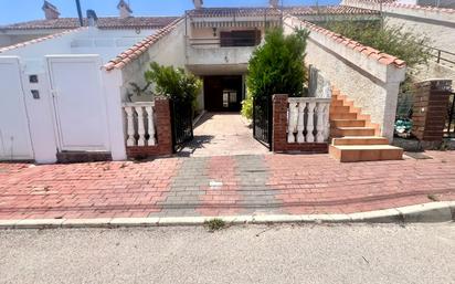 Außenansicht von Einfamilien-Reihenhaus zum verkauf in Torrevieja mit Balkon