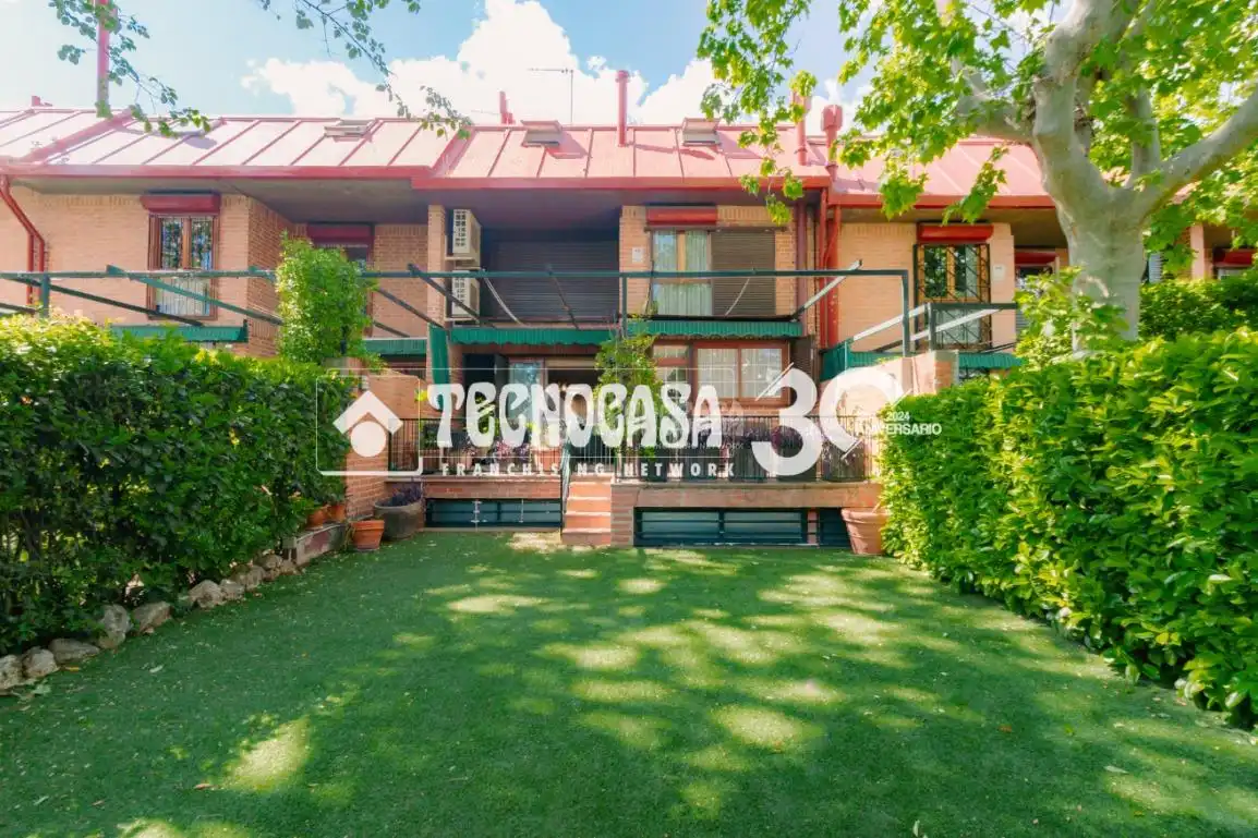 Jardí de Casa adosada en venda en Madrid amb Aire condicionat, Calefacció i Terrassa