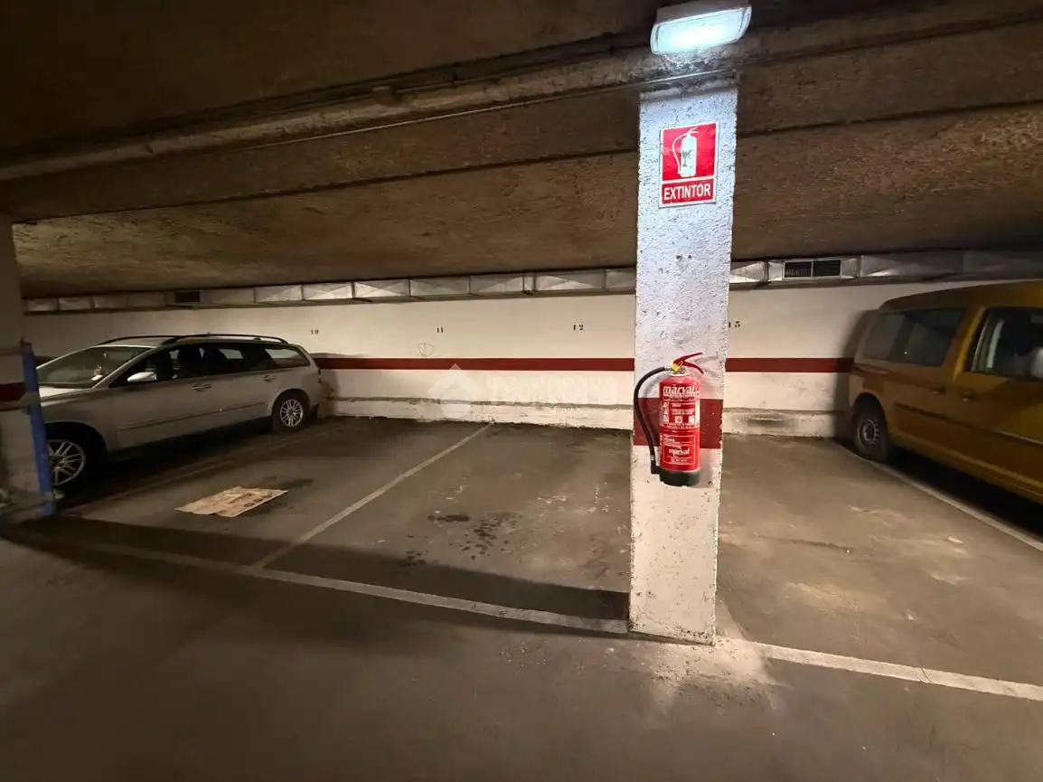 Aparcament de Pis en venda en León Capital  amb Calefacció, Parquet i Terrassa