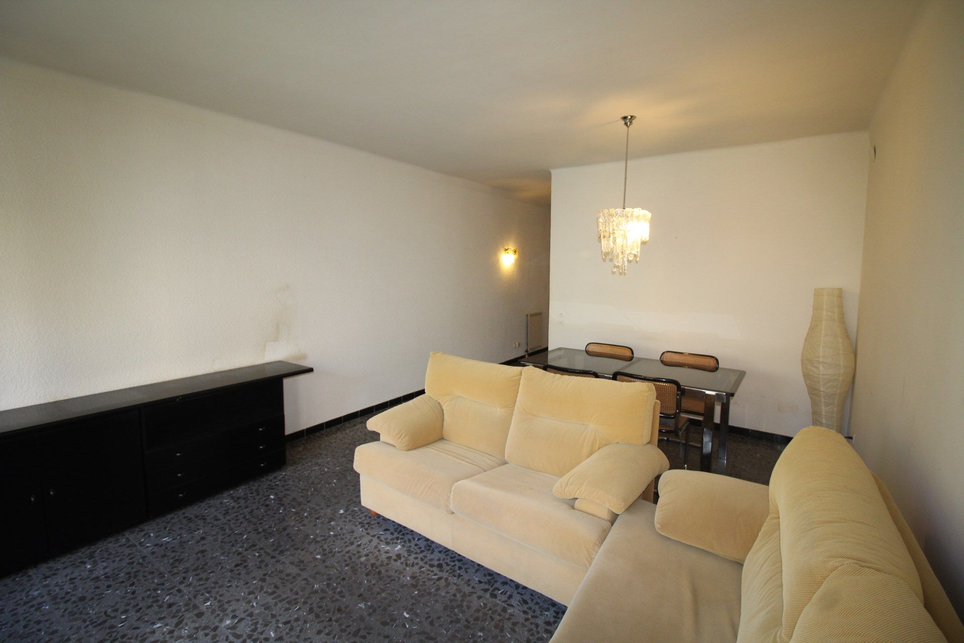 Living room of Flat for sale in Figueres  with Heating, Terrace and Furnished